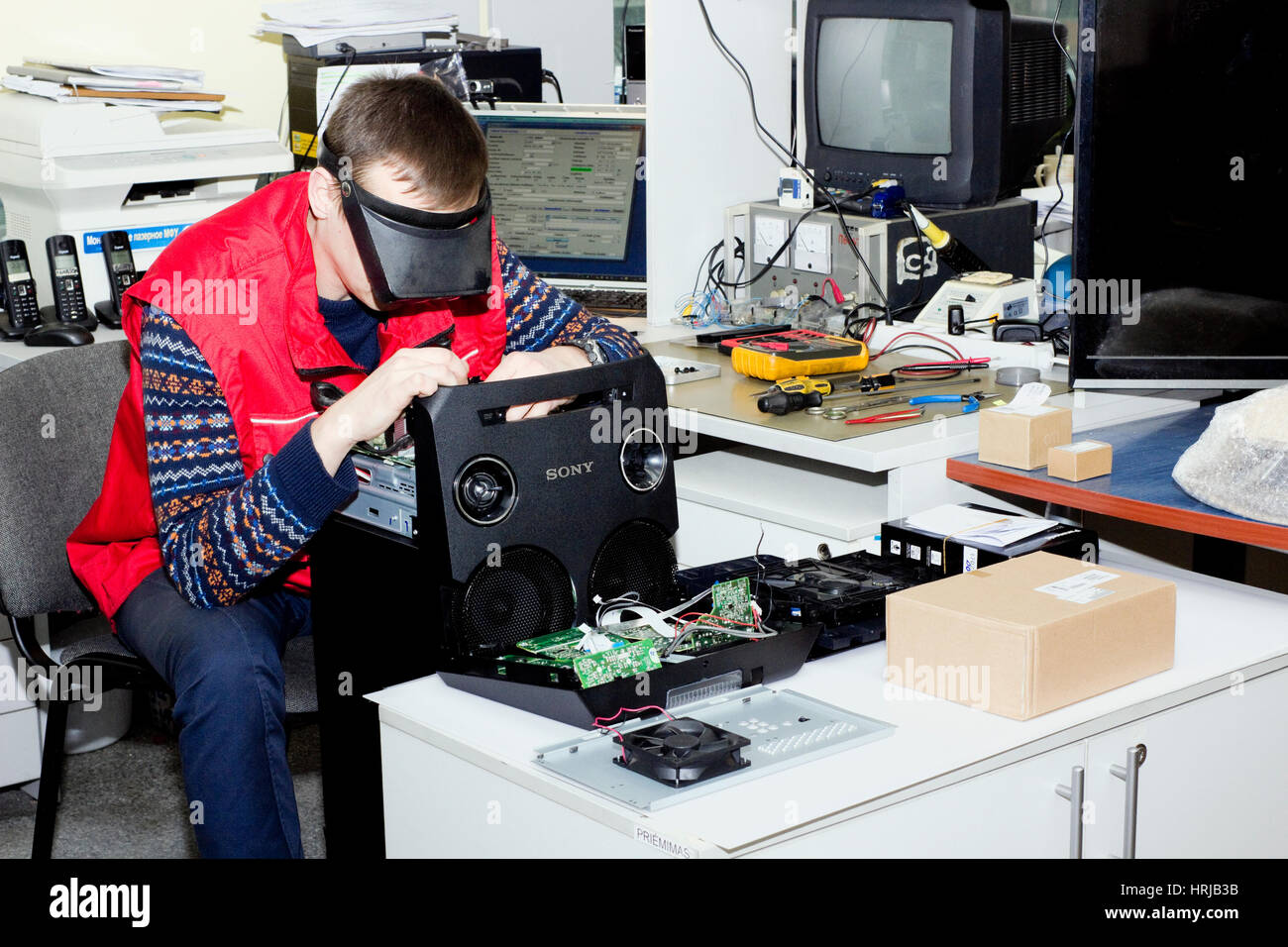 VILNIUS, Litauen - 1. Februar 2017: Reparatur von Lautsprechersysteme und Verstärker der Marke Sony im größten litauischen Servicecenter Emtoservi Stockfoto
