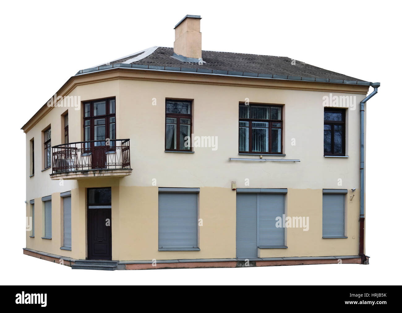 Dieses zweistöckige Masse Stadtarchitektur alten gelben Hauses. Die Fenster im Erdgeschoss mit Stahl Fensterläden abgedeckt. Isoliert auf weiss Stockfoto