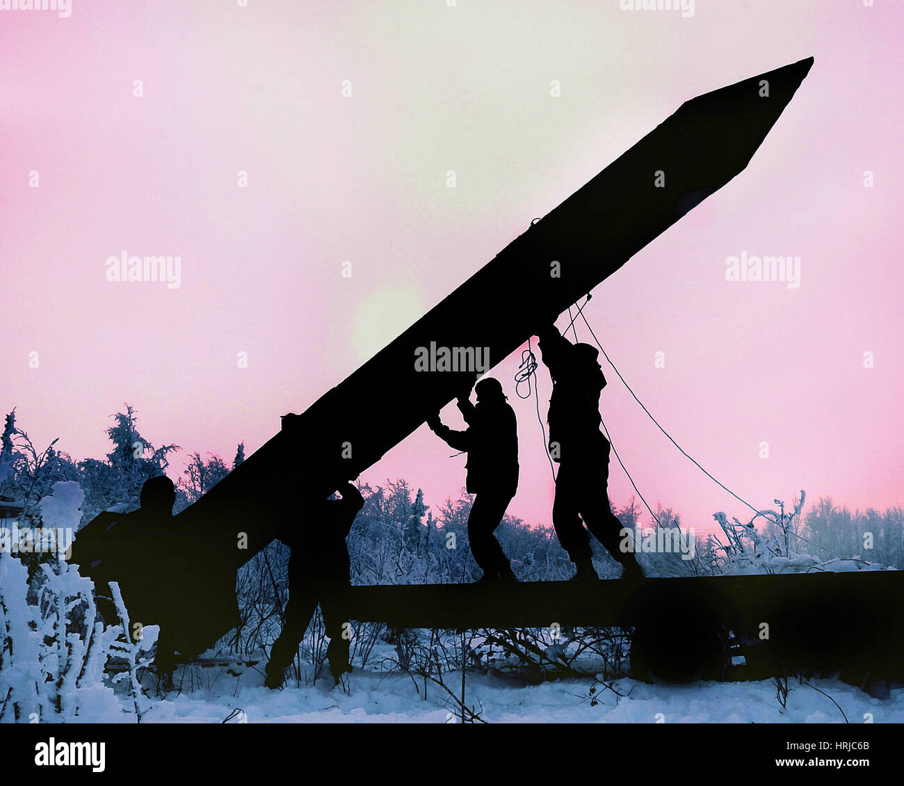 Heben eine Dummy-Rakete während einer Übung Stockfoto