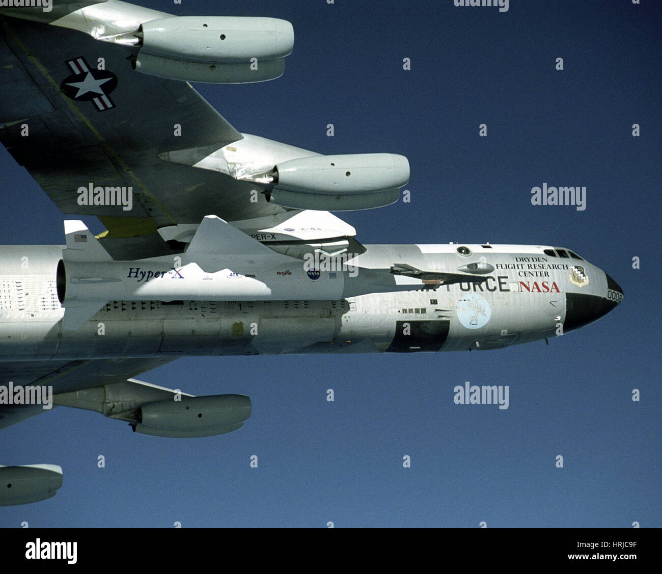 B-52 mit X-43 Hyperschall-Flugzeug, 2004 Stockfoto
