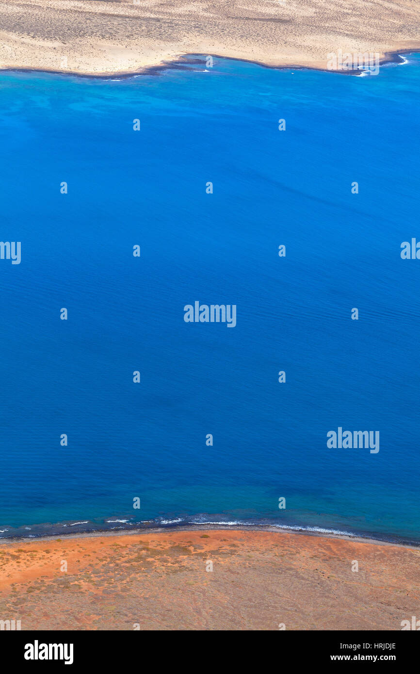 Sehr schöne Küsten der beiden Inseln Hintergrund. Ein Meer zwischen zwei Inseln: Isla Graciosa und Lanzarote. Kanarische Inseln, Spanien, Stockfoto Sehr schöne Küsten der beiden Inseln Hintergrund. Ein Meer zwischen zwei Inseln: Isla Graciosa und Lanzarote. Kanarische Inseln, Spanien, Stockfoto