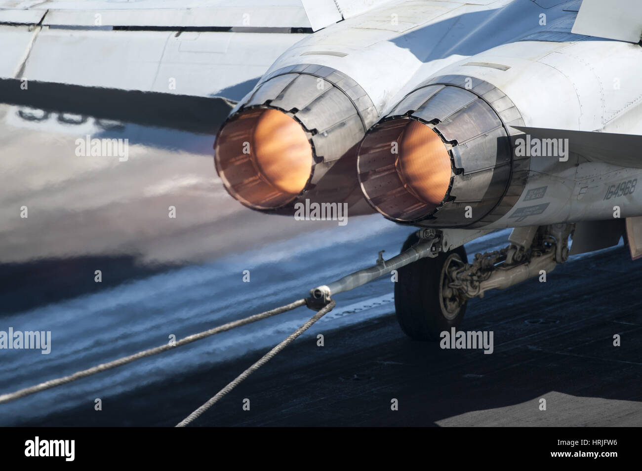 F/A - 18C Hornet landet auf Flugzeugträger Stockfoto