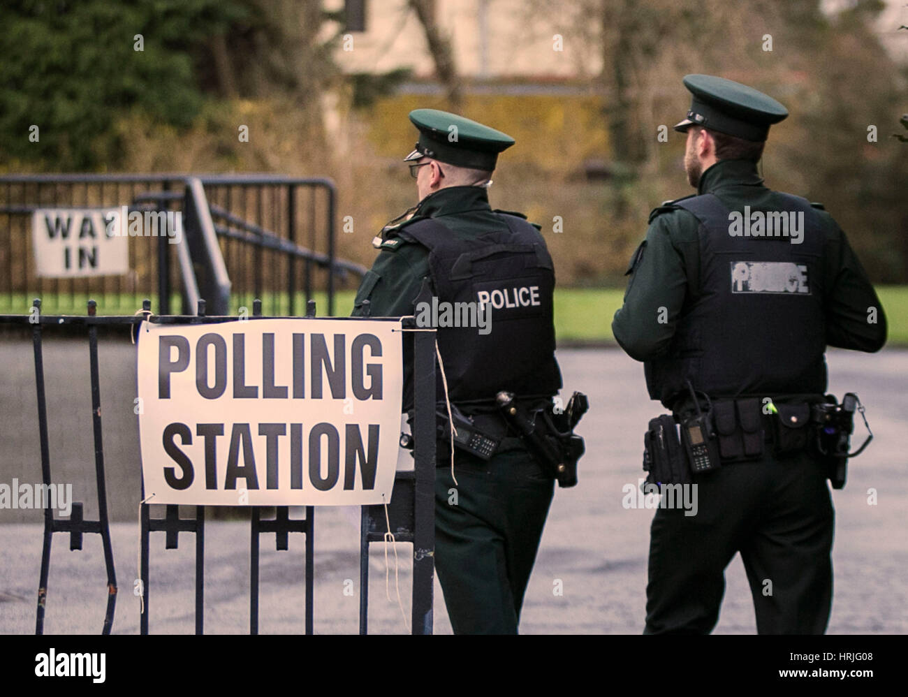 Polizei (Police Service of Northern Ireland) Offiziere außerhalb South Belfast Wahllokal als Abstimmung begann in die Northern Ireland Assembly-Wahlen. Stockfoto