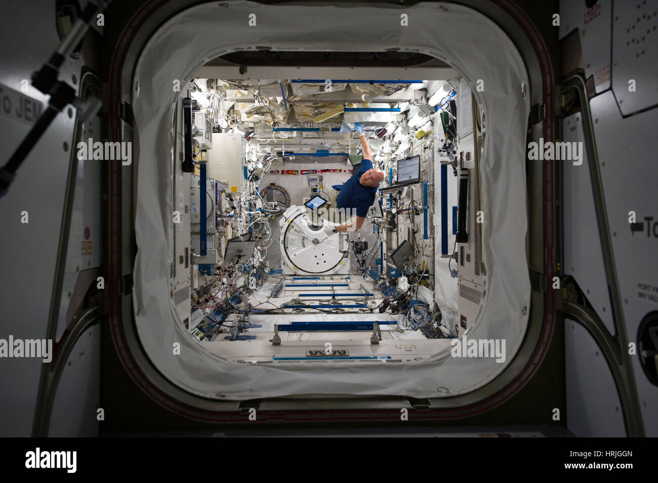 Astronaut schweben In der ISS Stockfoto