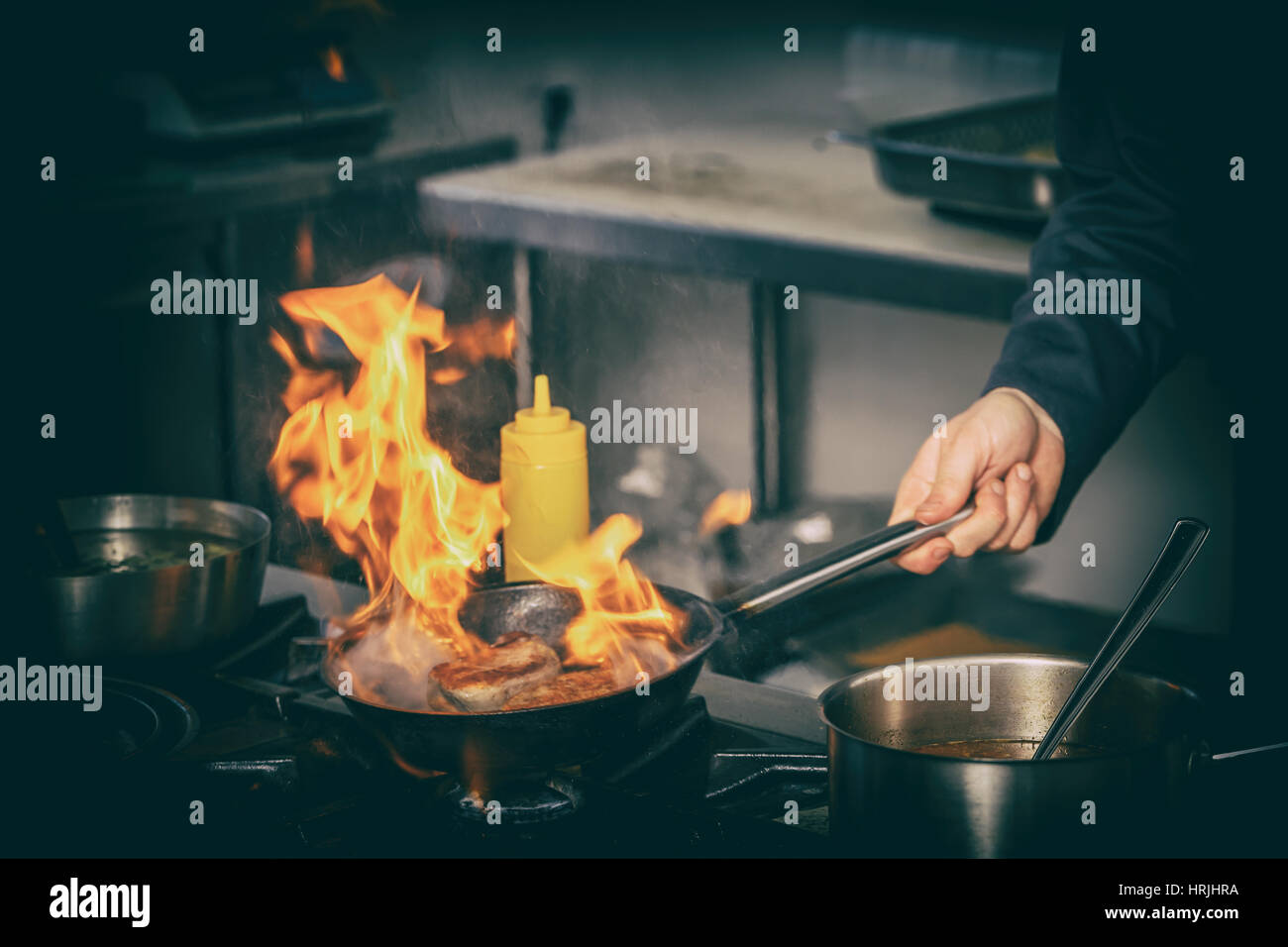 Schwarze pfanne -Fotos und -Bildmaterial in hoher Auflösung – Alamy