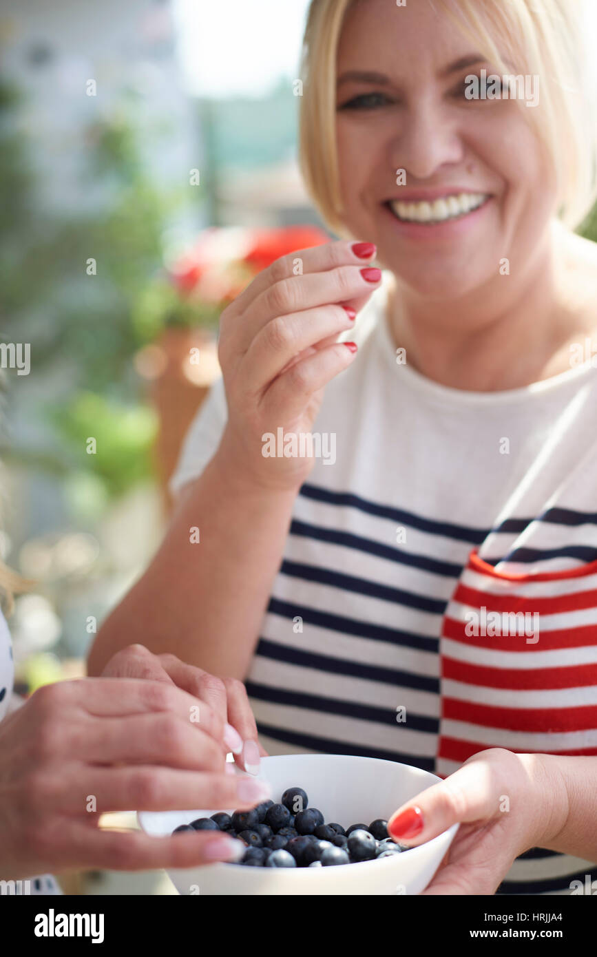 Früchte der Saison mit guten Freund gegessen Stockfoto
