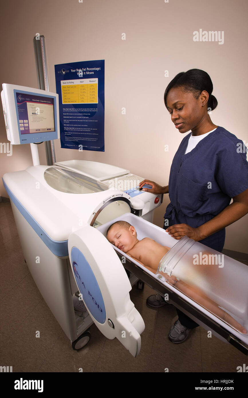 Säugling Körperfett messen Stockfoto