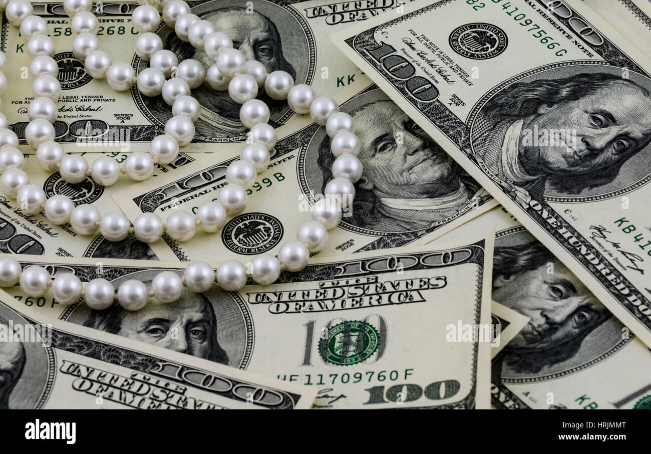 Reichtum-Konzept, US-Dollar-Banknoten und echte Perlen Stockfoto