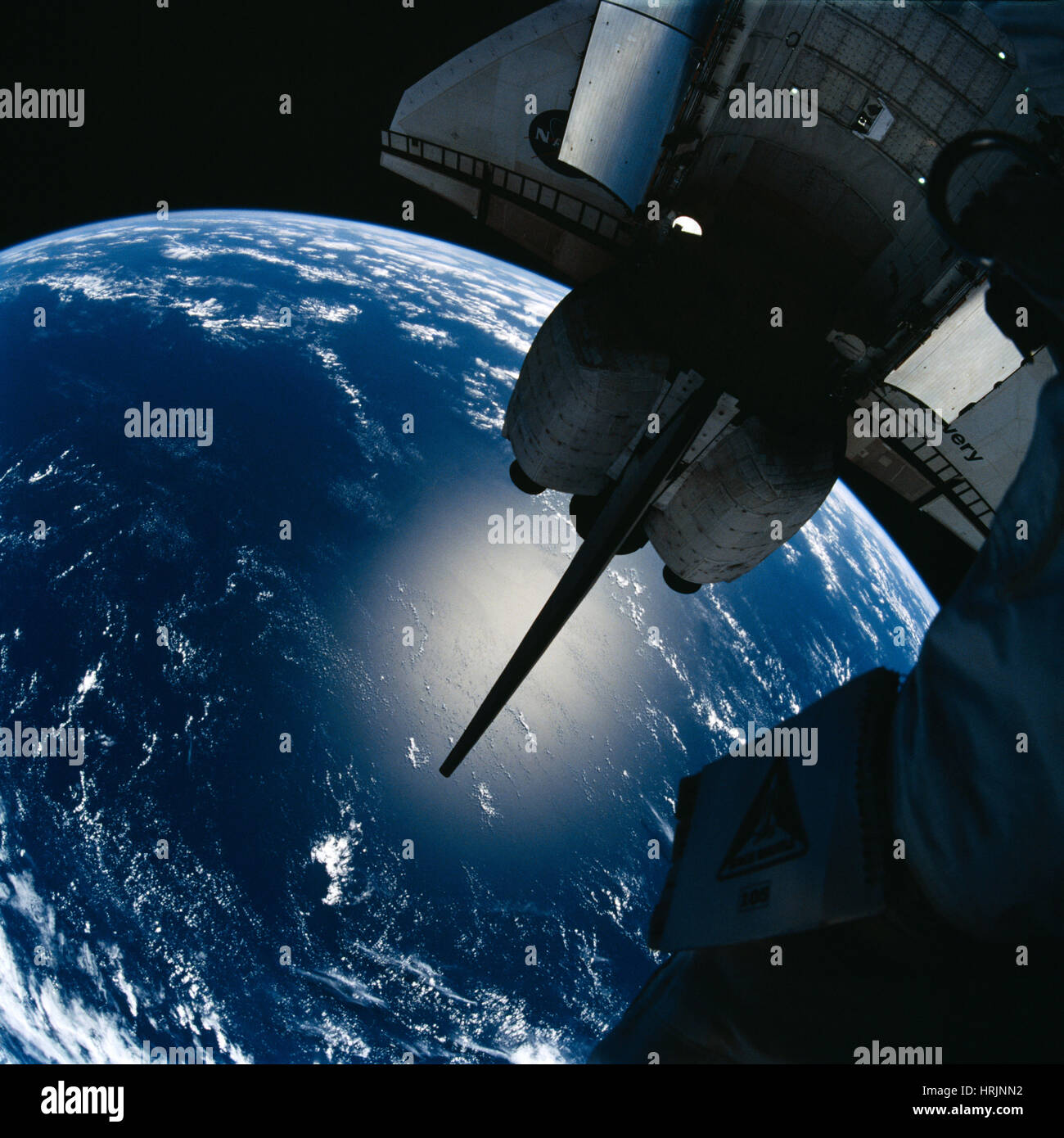 STS-105, der Raumfähre Discovery und der Erde Stockfoto