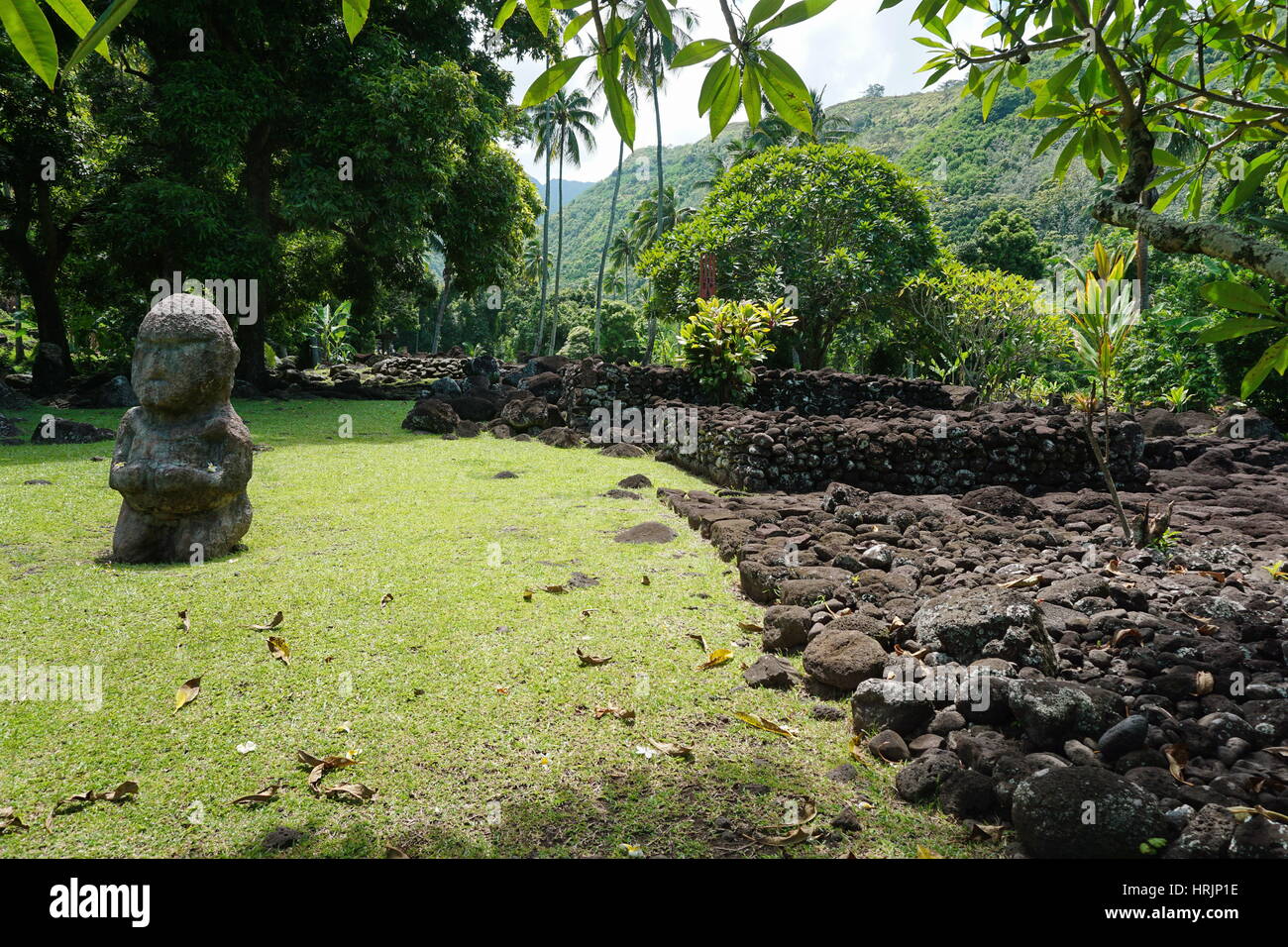 Polynesische alte Steingebäude und Statue, heiligen Ort Marae Arahurahu auf Tahiti Insel, Französisch-Polynesien, Oceania Stockfoto