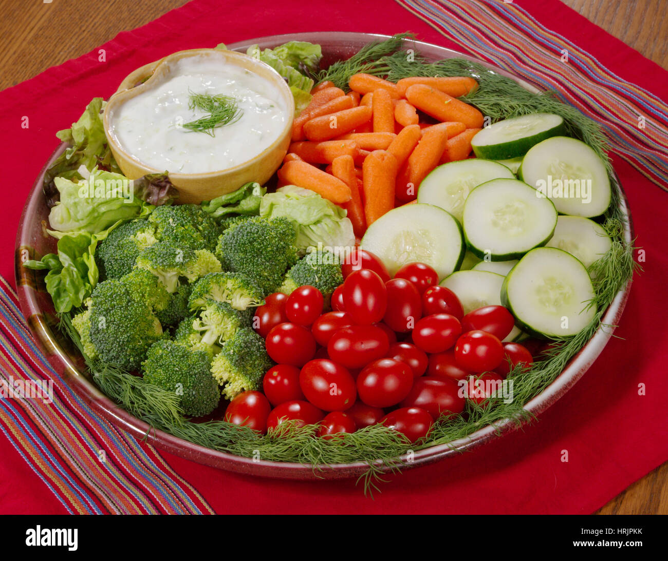 Gesunde Ernährung, Gemüseplatte mit Dip Stockfoto