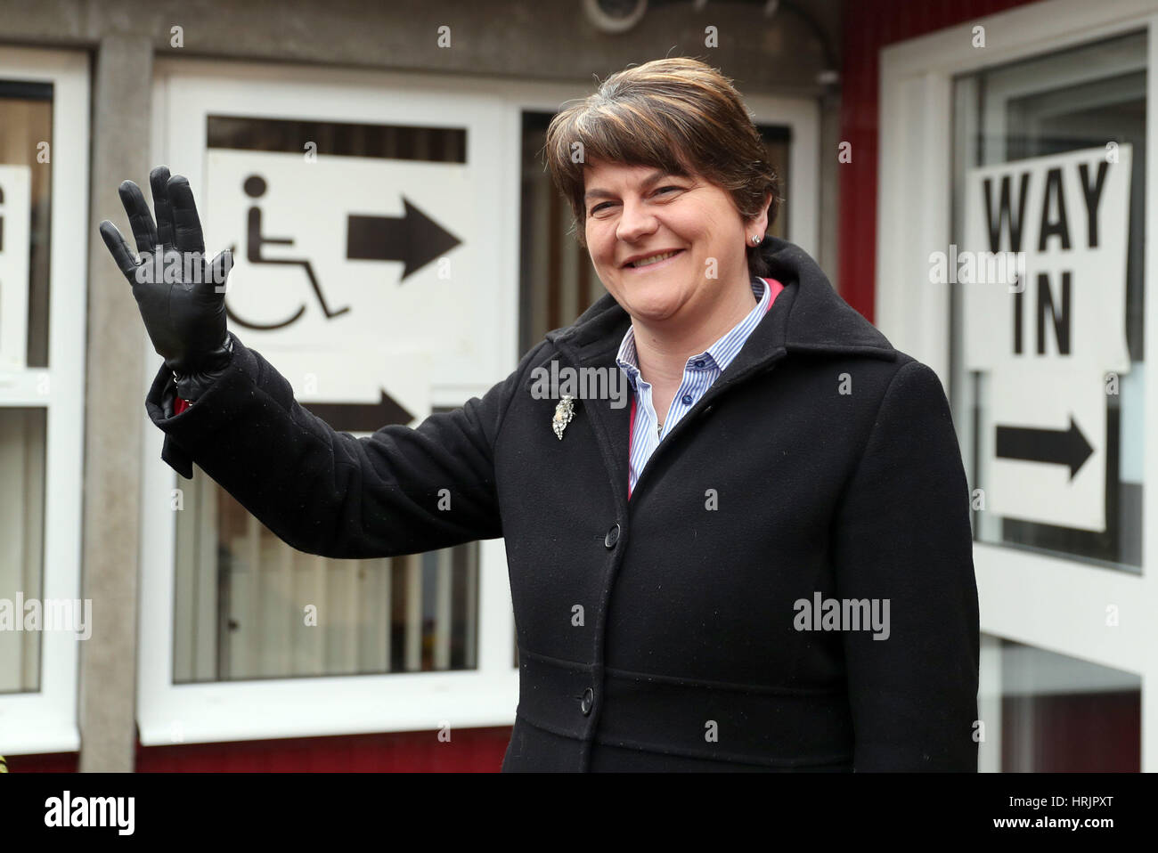 Arlene Foster, Führer der Democratic Unionist Party, kommt bei Brookeborough Grundschule, Co Fermanagh, in die Northern Ireland Assembly Wahlen ihre Stimme abgeben. Stockfoto