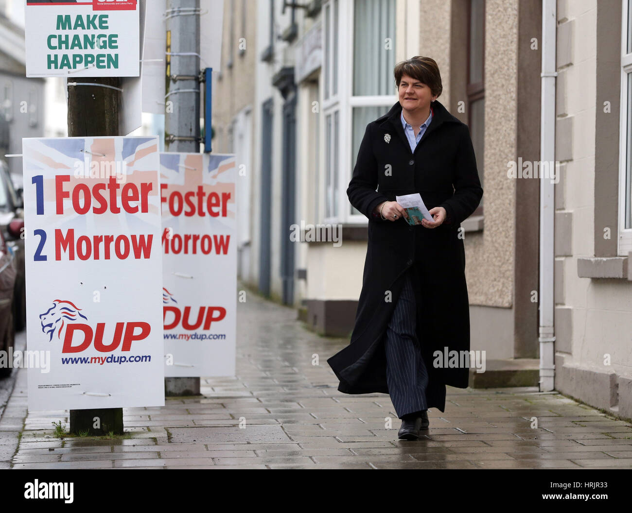 Arlene Foster, Führer der Democratic Unionist Party, kommt bei Brookeborough Grundschule, Co Fermanagh, in die Northern Ireland Assembly Wahlen ihre Stimme abgeben. Stockfoto