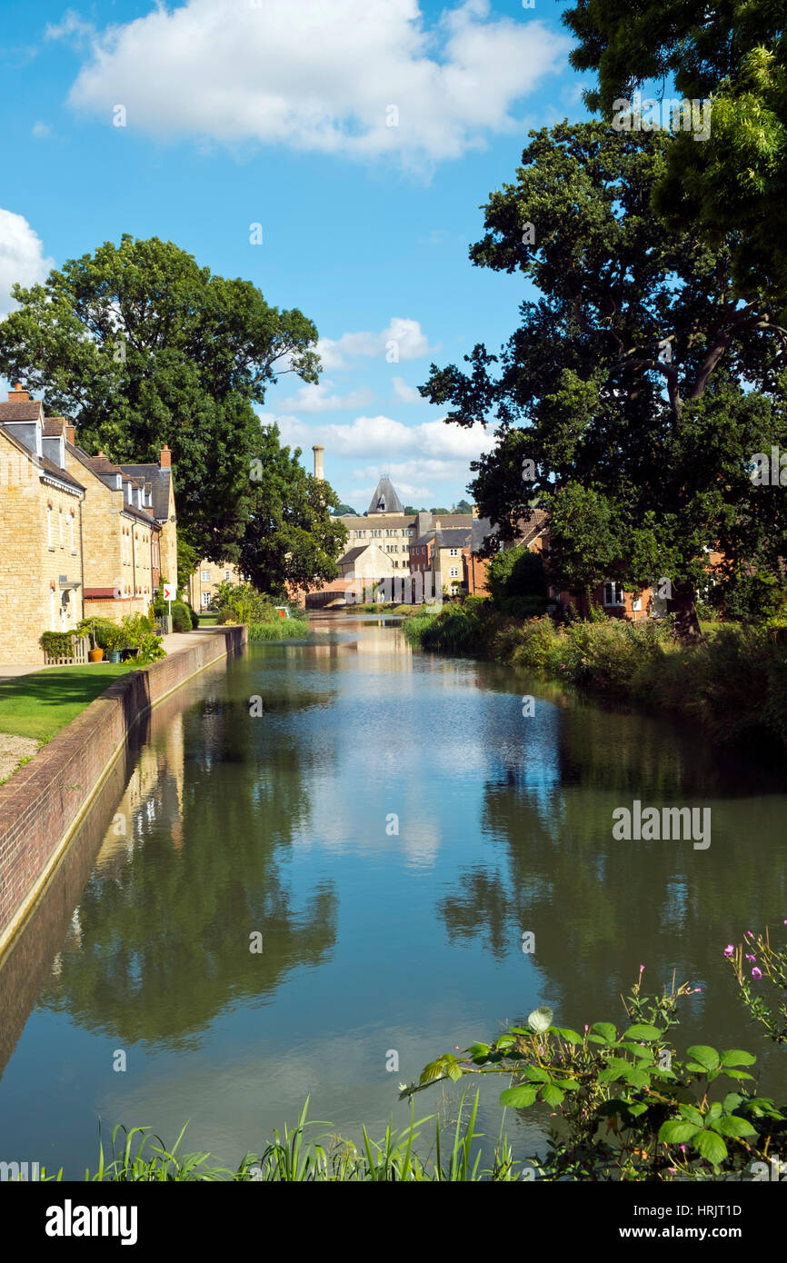 Stroud, Gloucestershire, Großbritannien - 26 August 2016: Sommer Sonnenschein bringt Menschen aus der regenerierte Stroudwater Canal Projekt bei Ebley, Stroud, Gloucestershire, UK zu genießen. Vor kurzem gebaute Gehäuse verbessert die Wasserseite in der Nähe von Historic Ebley Mühle. Stockfoto