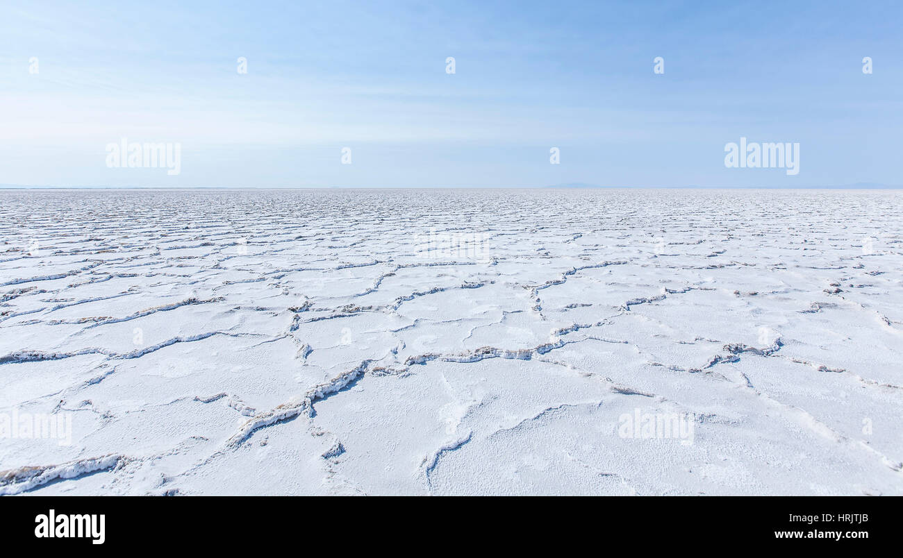 Rissige Erde in eine Wüstenlandschaft vor blauem Himmel. Stockfoto