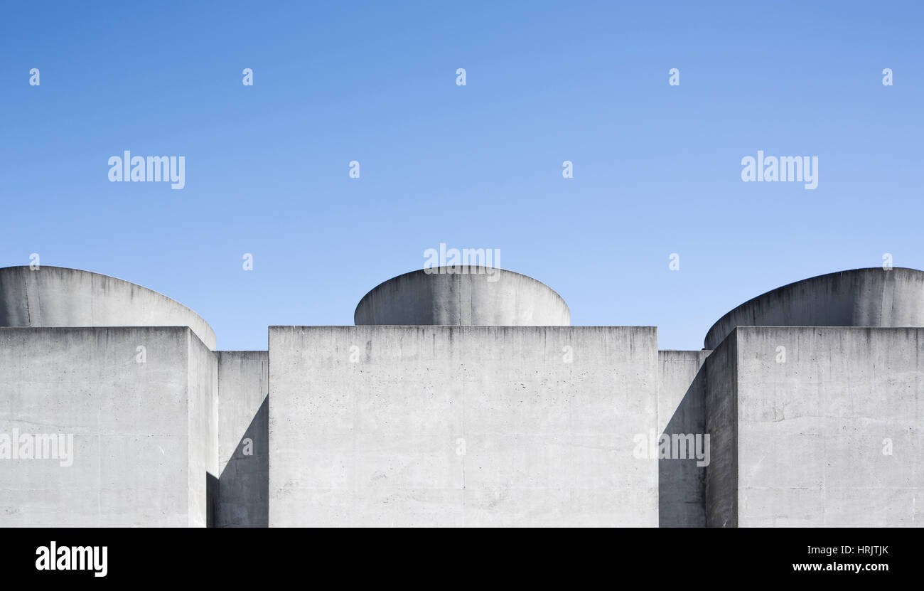 Weiße konkrete Formen auf dem Dach eines Gebäudes vor blauem Himmel. Stockfoto