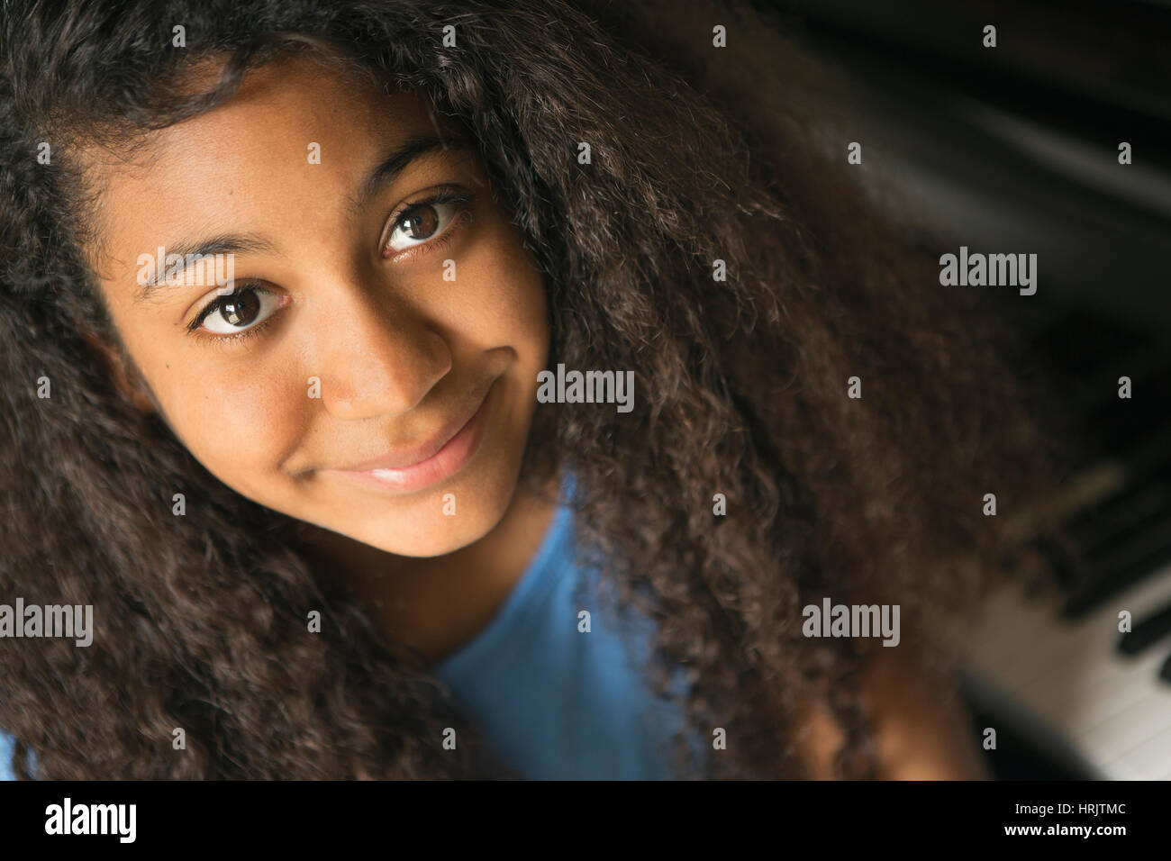 Ein junge Teenager-Mädchen, Lächeln, Porträt. Stockfoto