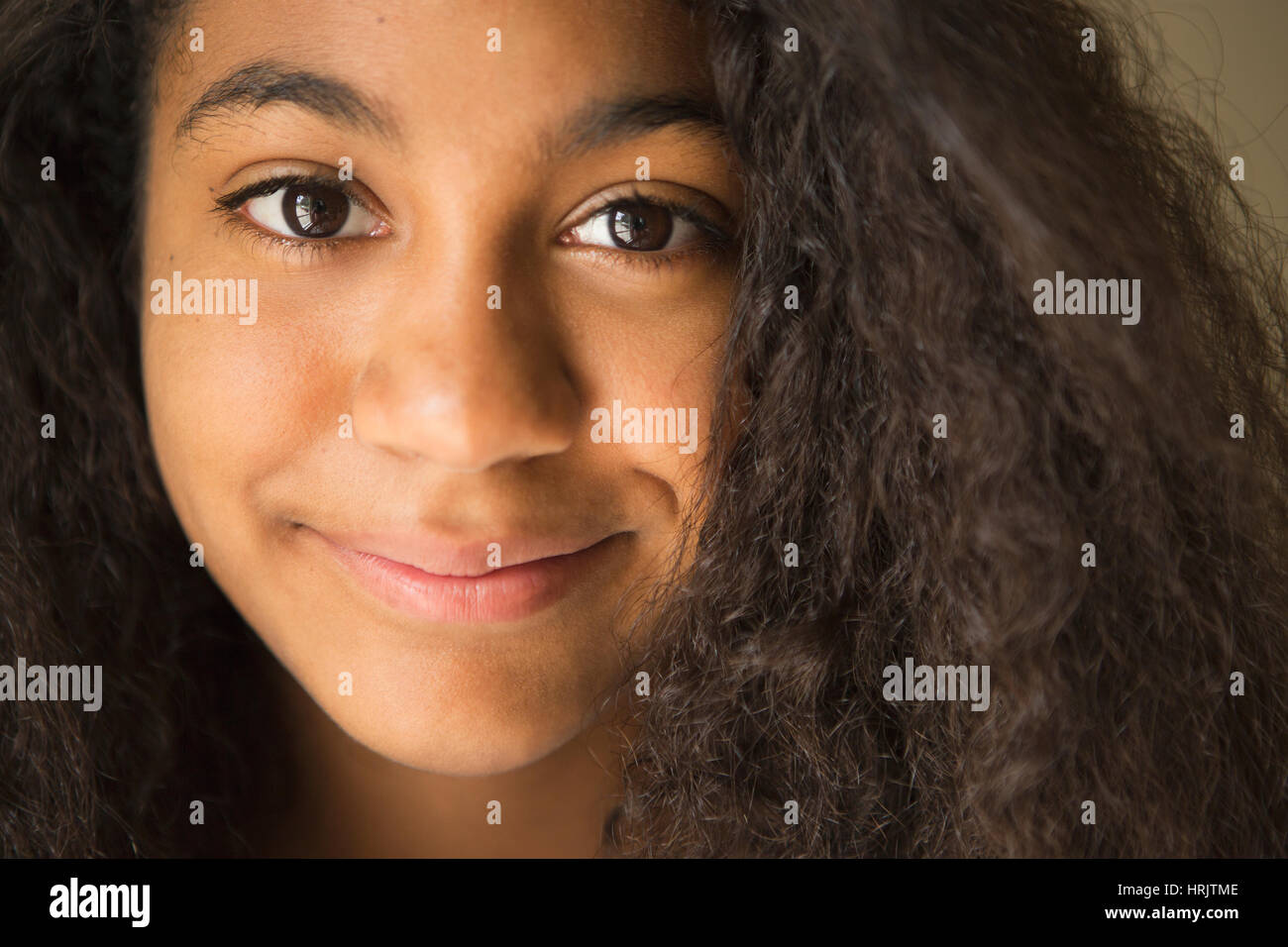 Ein junge Teenager-Mädchen, Lächeln, Porträt. Stockfoto
