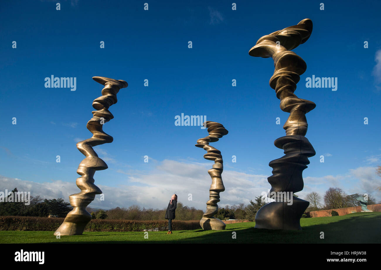 Lydia Turnbull sieht ein Werk mit dem Titel Points of View, 2013, des Künstlers Tony Cragg, Teil Großbritanniens größte Ausstellung im Yorkshire Sculpture Park. Stockfoto