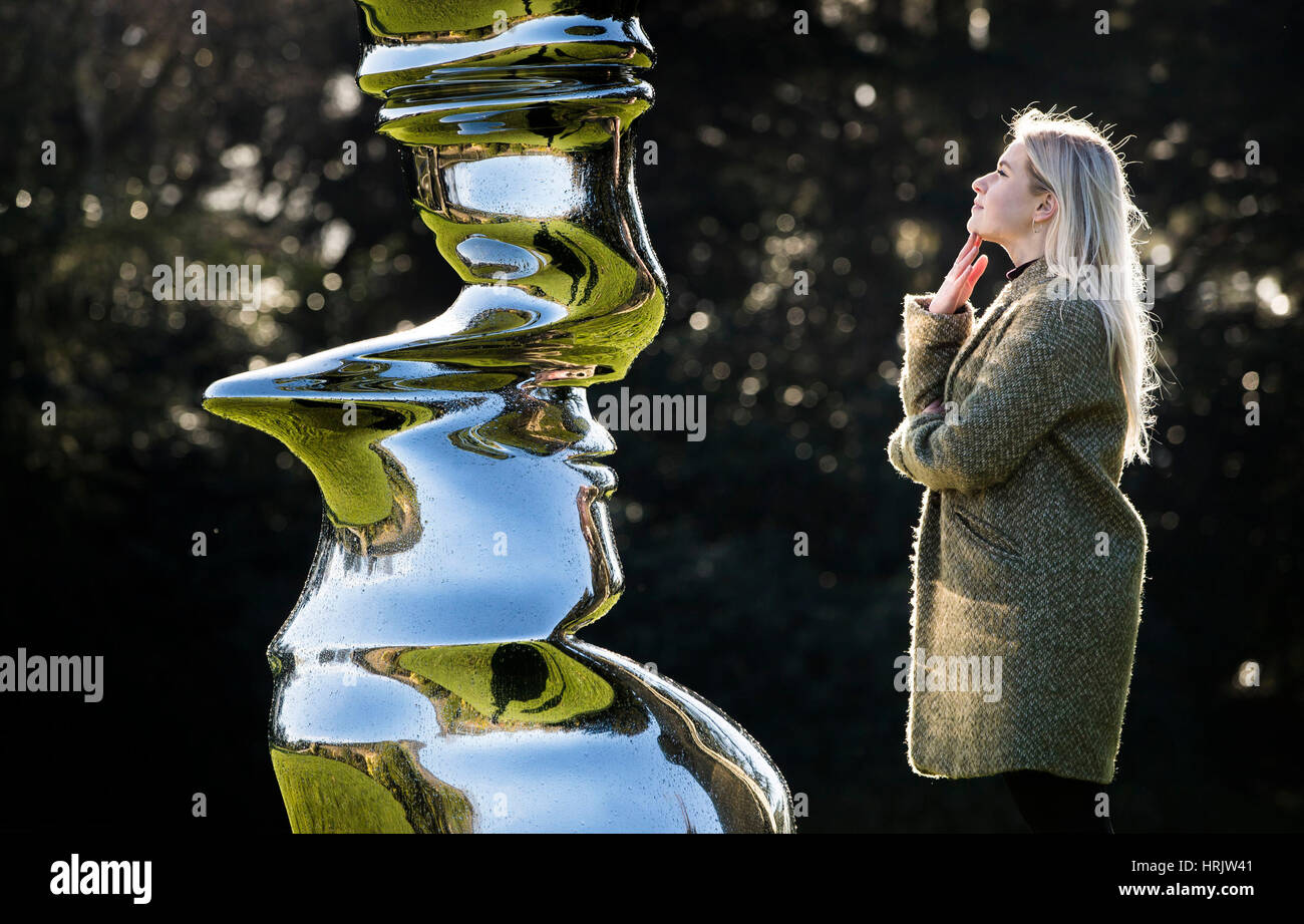 Millie Carroll sieht ein Werk mit dem Titel elliptische Spalte 2012 des Künstlers Tony Cragg, Teil Großbritanniens größte Ausstellung im Yorkshire Sculpture Park. Stockfoto