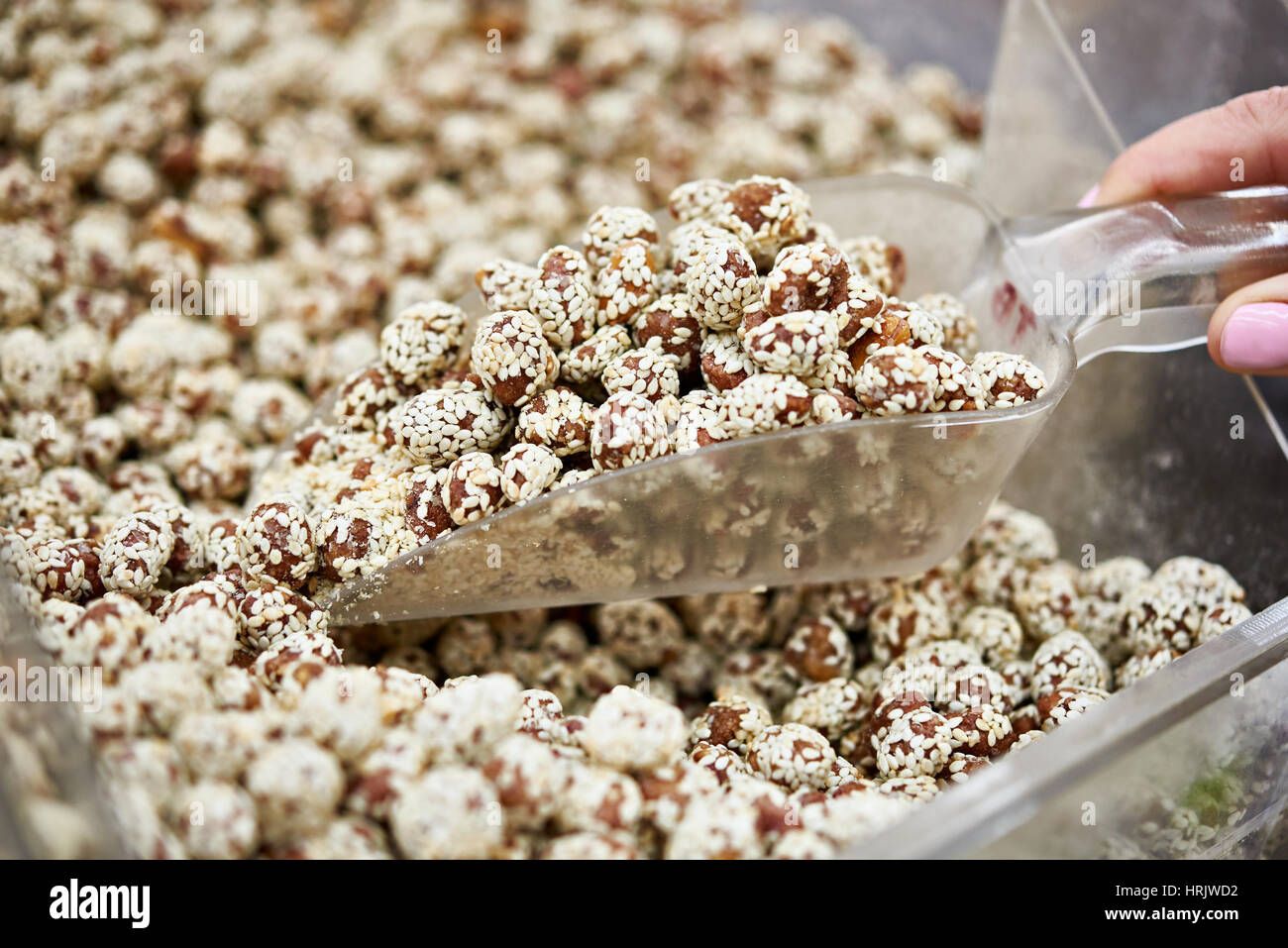 Dragee Erdnüsse in Sesam auf Kugel Stockfoto