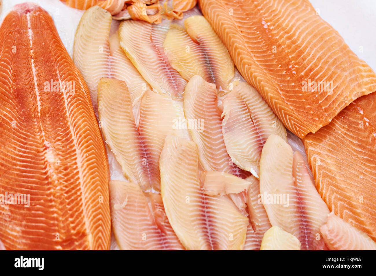 Gekühlten Fischfilet Tilapia und Lachs in den Regalen Stockfoto
