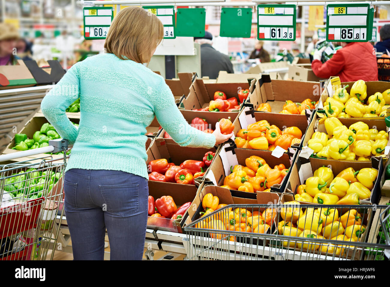 Frau kauft eine Paprika im store Stockfoto