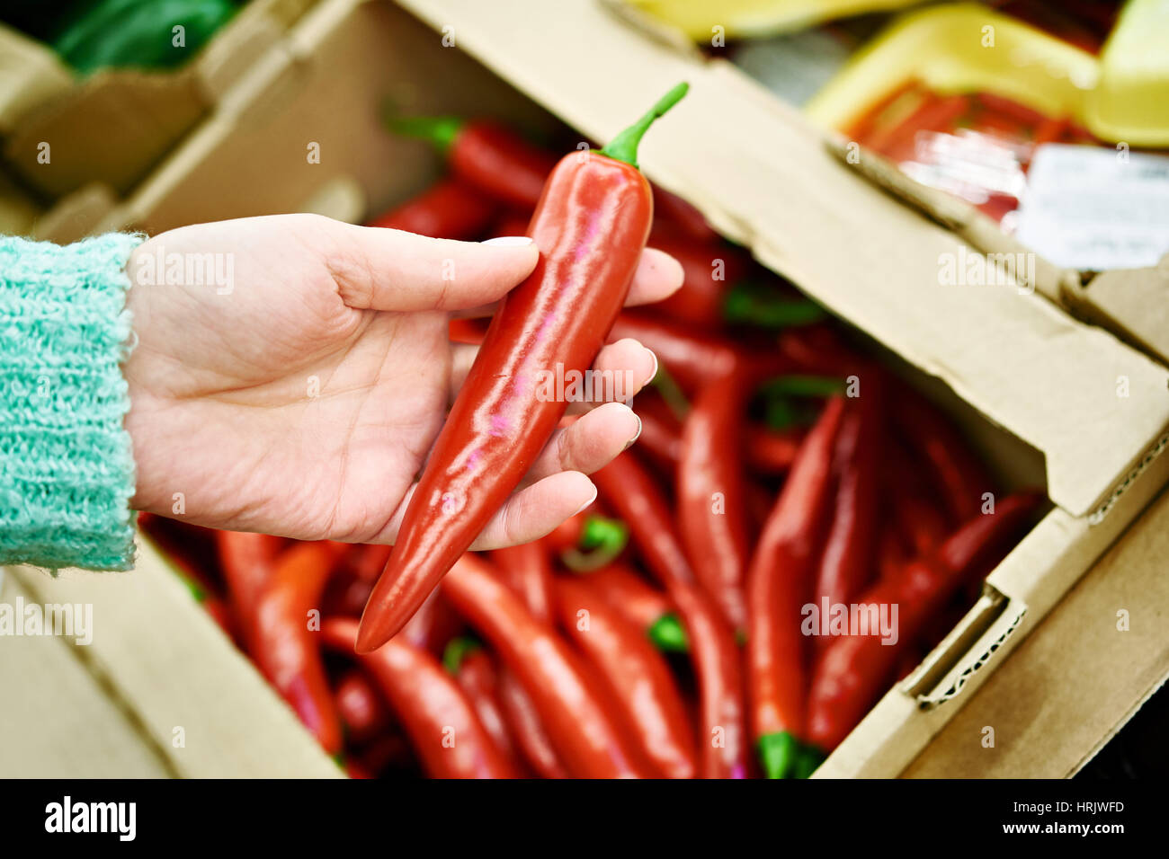 Frau kauft eine heiße rote Paprika im store Stockfoto