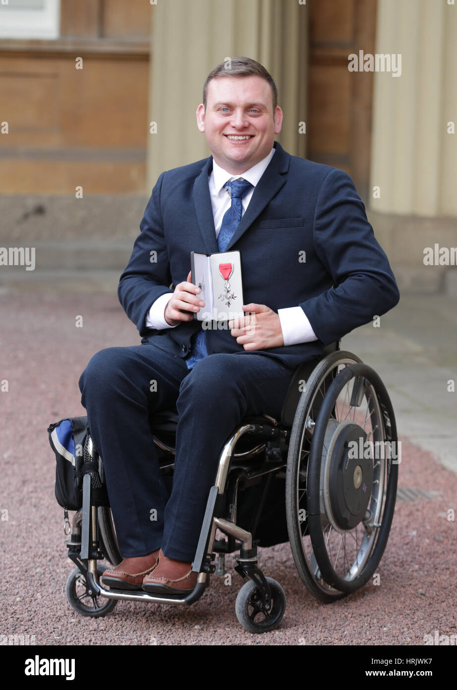 Robert Davies im Buckingham Palace in London nach Erhalt seiner Member