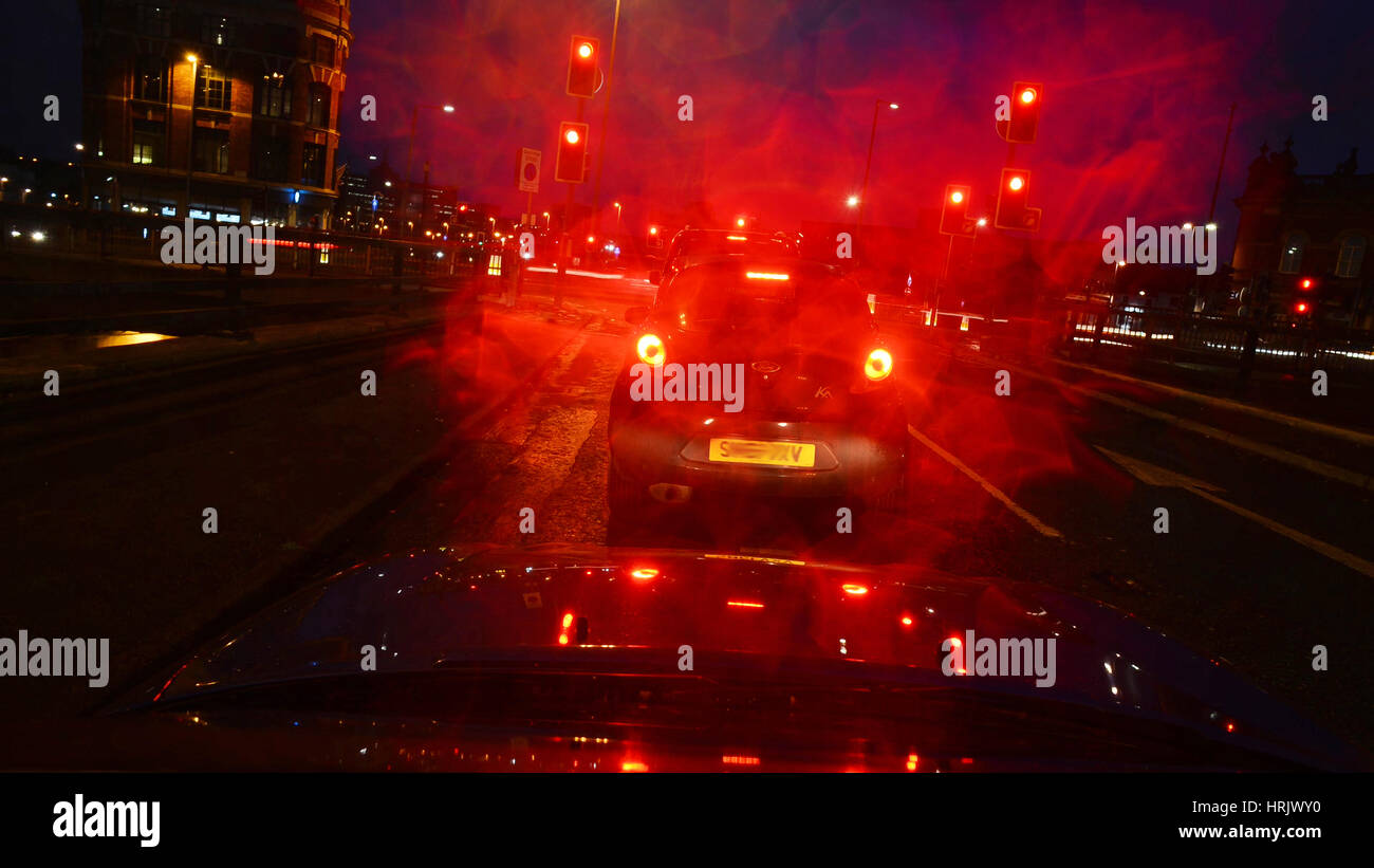 warten an der roten Ampel am Road Kreuzung Leeds Großbritannien Verkehr Stockfoto