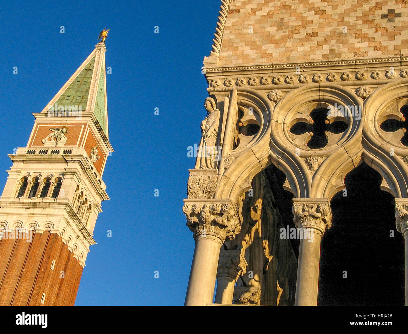 Campanile und Herzogspalast in Plazza San Marco bei Sonnenuntergang. Venedig. Italien Stockfoto