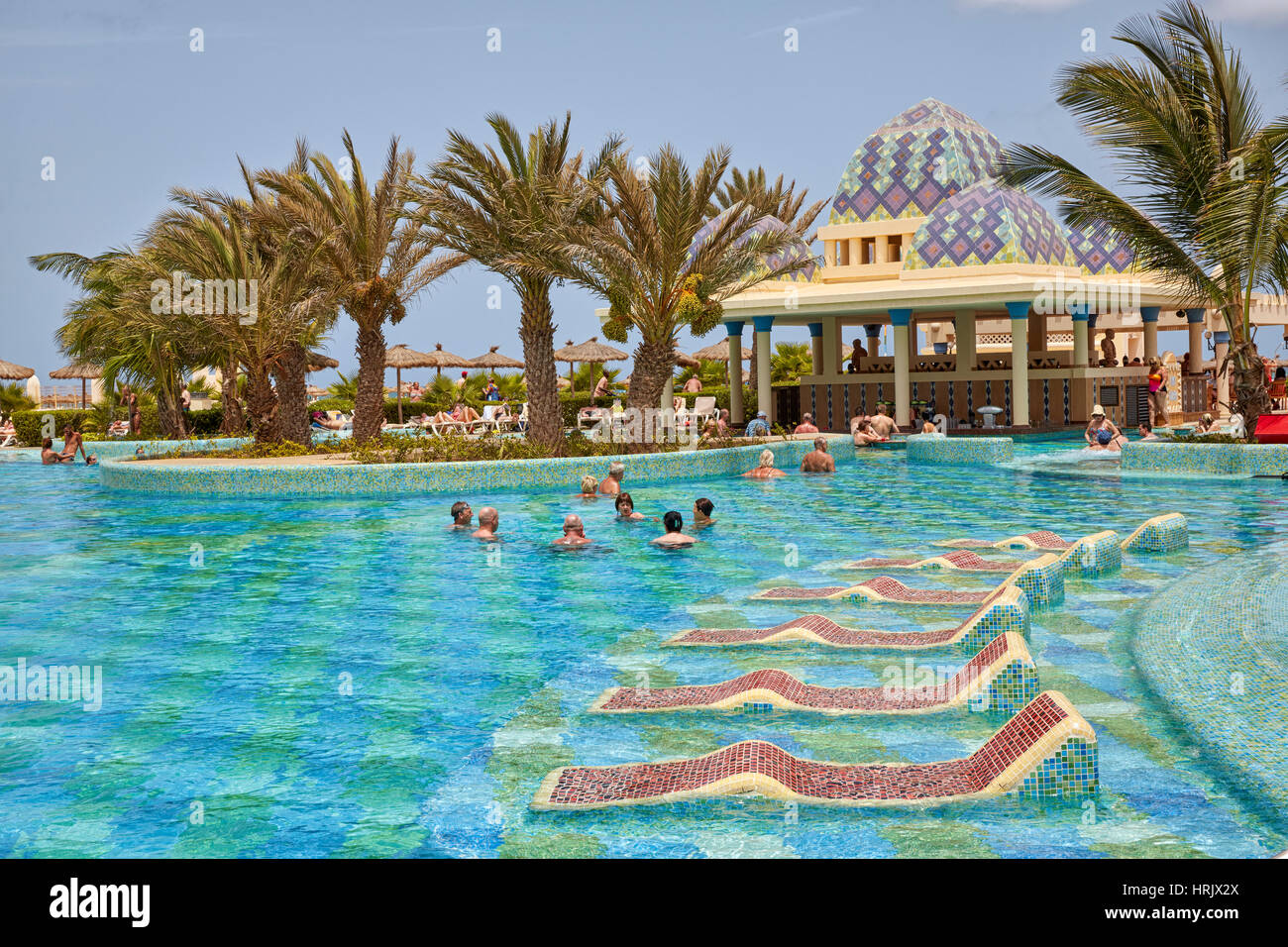 Touristen im Riu Karamboa Resort Pool, Boa Vista, Kap Verde (Cabo Verde), Afrika Stockfoto