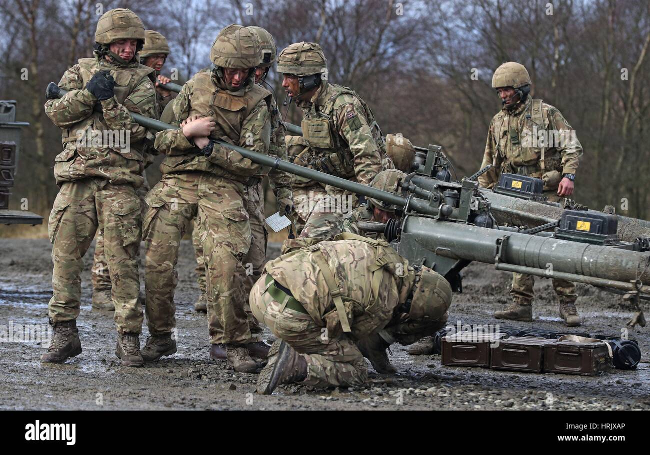 Soldaten der britischen Armee sind durch französische und dänische Truppen verbunden, da sie an einer Übung zur Vorbereitung ihrer Rollen in NATOs sehr hohe Bereitschaft Joint Task Force bei Otterburn Reichweiten in Northumberland teilnehmen. Stockfoto