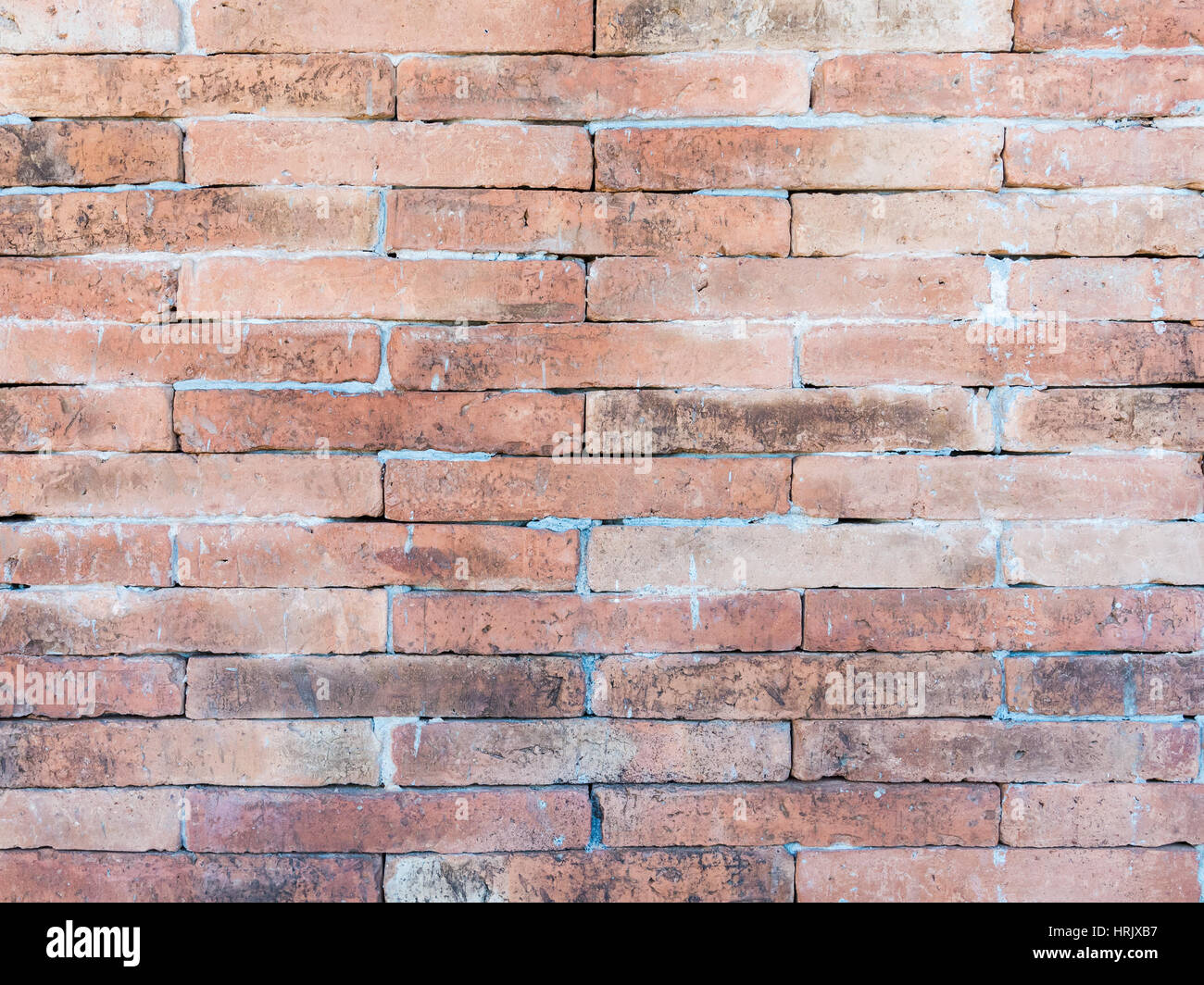 Birck Stadtmauer mit den schmutzigen Fleck der Thai Kirche. Stockfoto