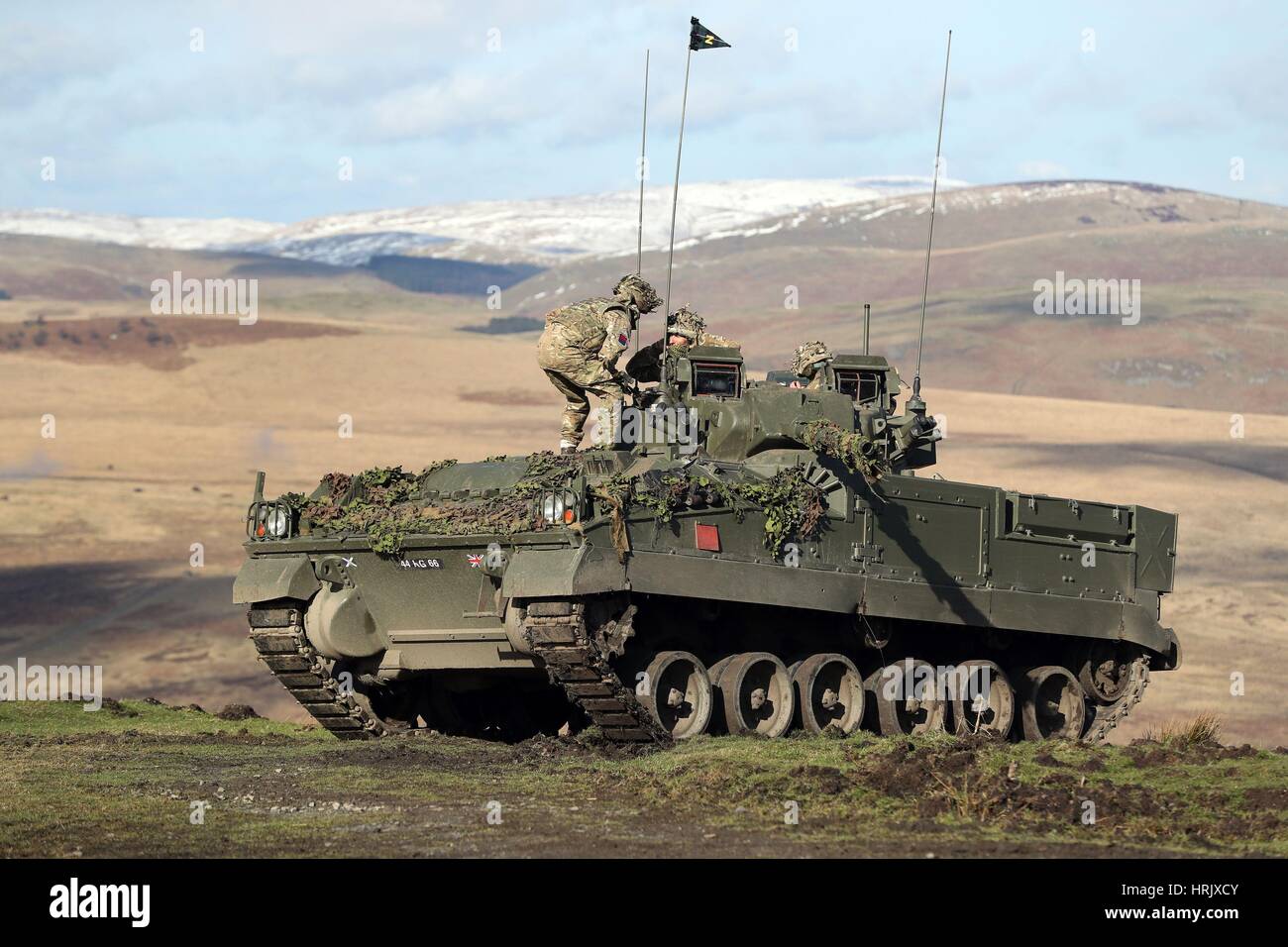 Soldaten der britischen Armee sind durch französische und dänische Truppen verbunden, da sie an einer Übung zur Vorbereitung ihrer Rollen in NATOs sehr hohe Bereitschaft Joint Task Force bei Otterburn Reichweiten in Northumberland teilnehmen. Stockfoto