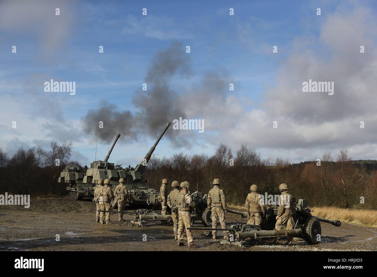 Soldaten der britischen Armee sind durch französische und dänische Truppen verbunden, da sie an einer Übung zur Vorbereitung ihrer Rollen in NATOs sehr hohe Bereitschaft Joint Task Force bei Otterburn Reichweiten in Northumberland teilnehmen. Stockfoto