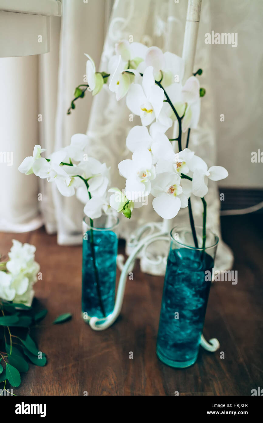 Romantische weiße Orchidee in Vase Etage. Close-up. Stockfoto