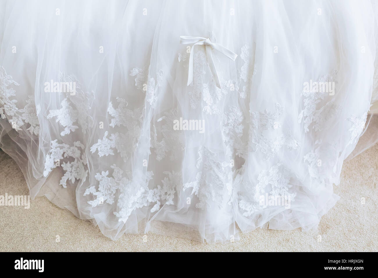 Schöne Brautkleid mit weißen Saum Bogen, Nahaufnahme Stockfoto