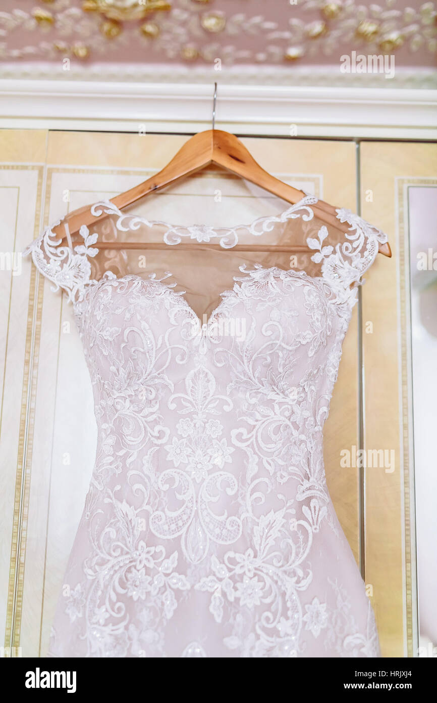 White Wedding Dress auf eine Schultern, vor der Zeremonie Stockfoto