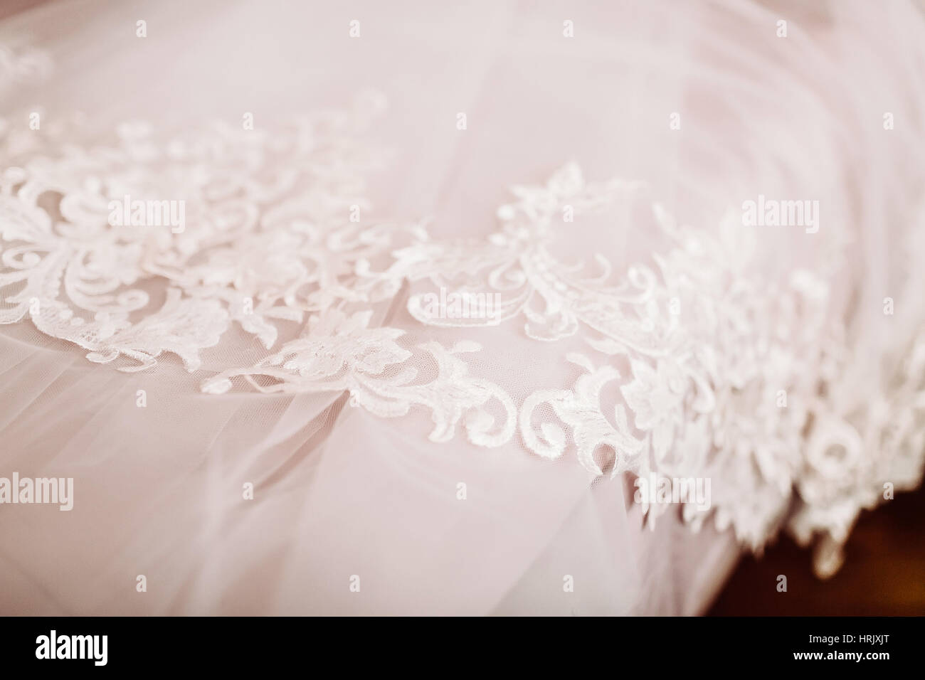 Weißes Hochzeitskleid mit Bett Blatt Nahaufnahme Stockfoto