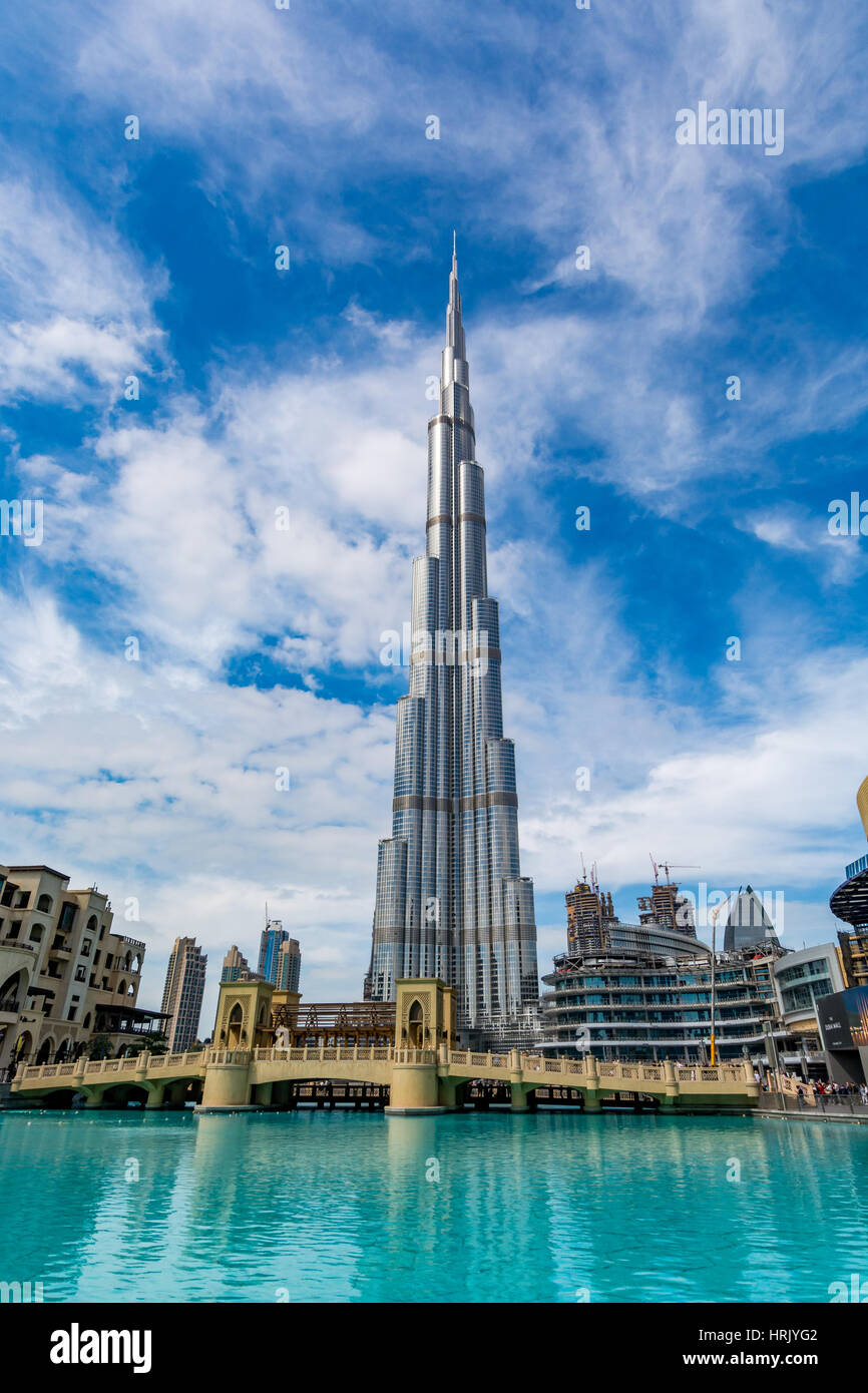 Blick auf Burj Khalifa an einem schönen Tag, Dubai, Vereinigte Arabische Emirate Stockfoto