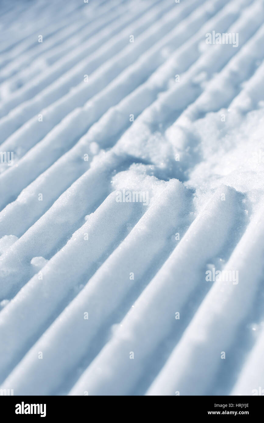Präparierte leer Ski verfolgen, Cord Schnee Textur mit selektiven Fokus Stockfoto
