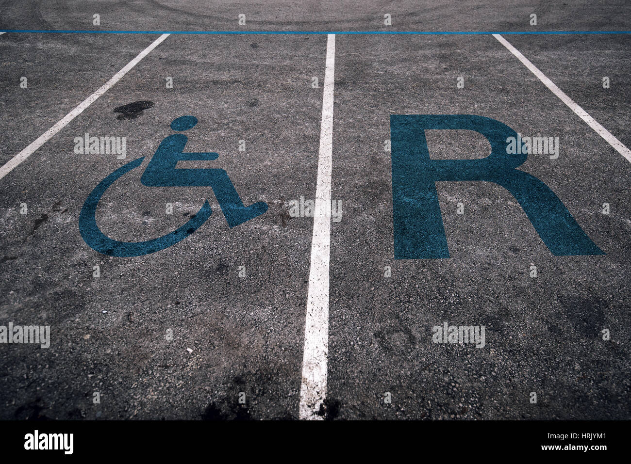 Reservierter Parkplatz Parkplatz für Behinderte Stockfoto