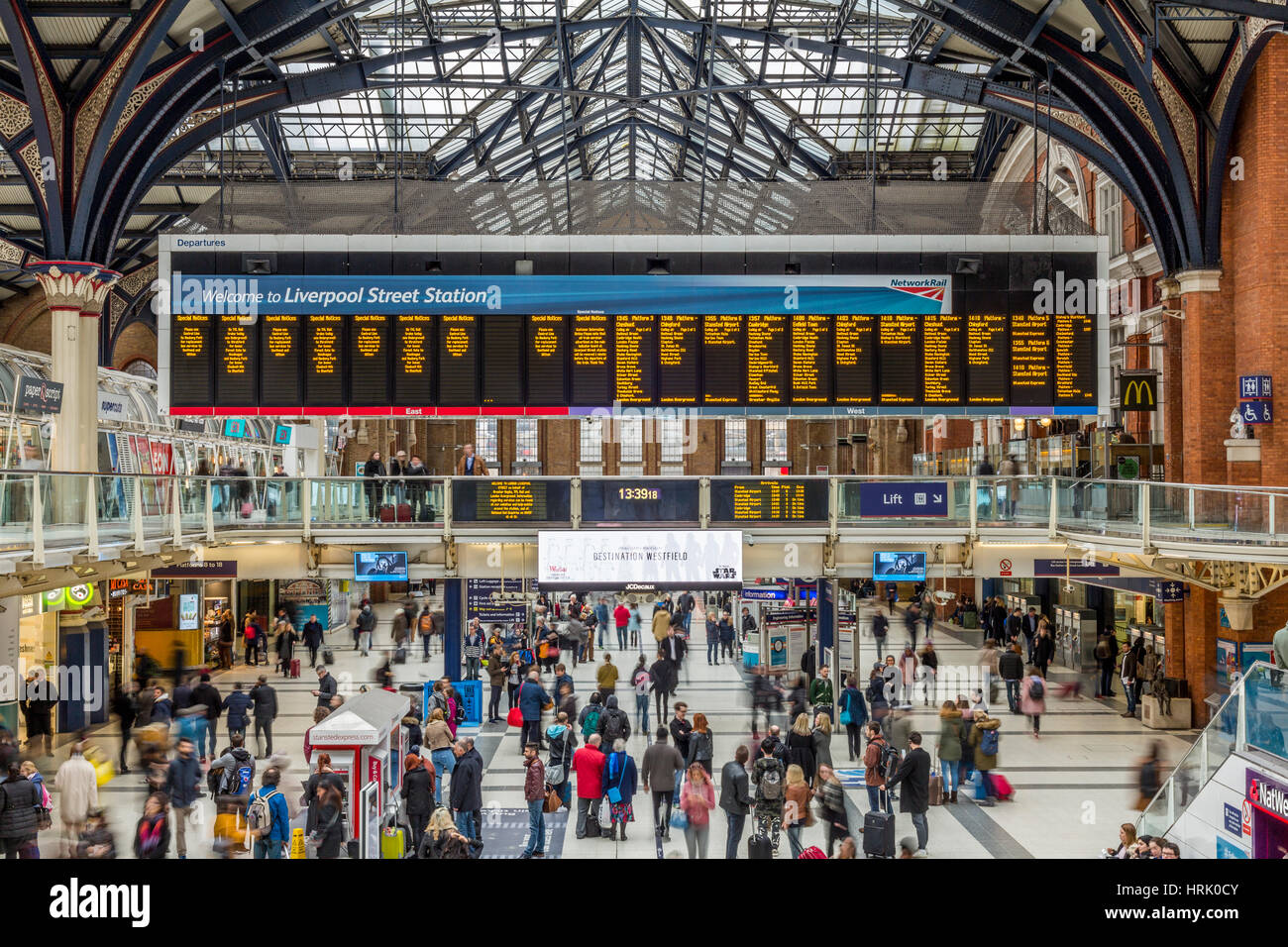 Liverpool Street Bahnhofshalle, die pendler an der Ankunft/Abreise suchen Board für train Times, London England Großbritannien Stockfoto