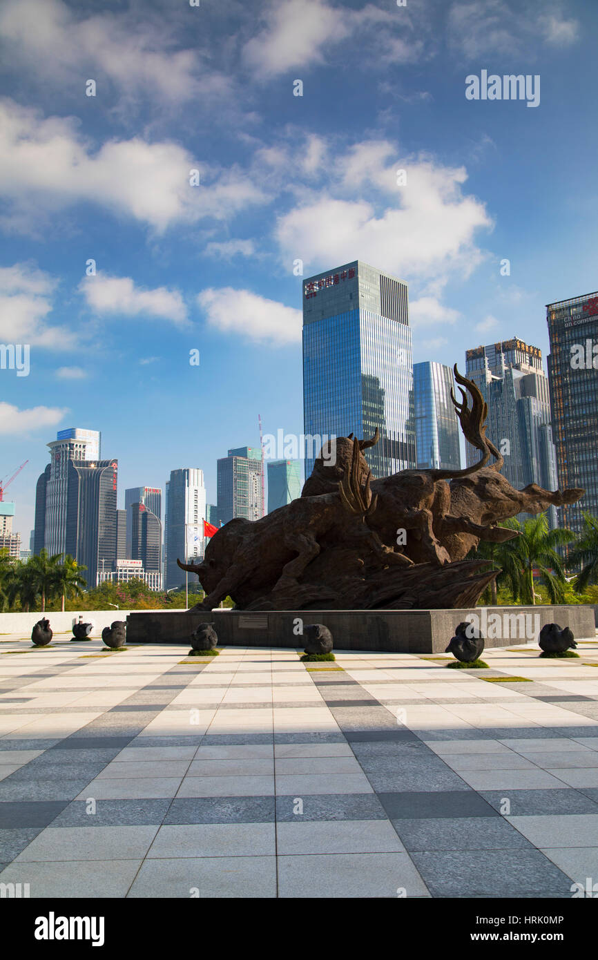 Wolkenkratzer und Stier Skulptur außerhalb Shenzhen Stock Exchange, Futian, Shenzhen, Guangdong, China Stockfoto