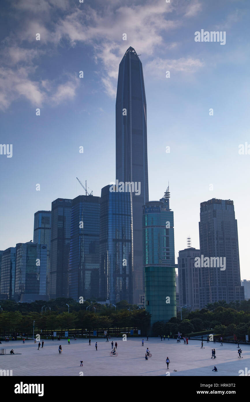 Ping An International Finance Centre (4. weltweit höchste Gebäude im Jahr 2017 auf 600m) und Civic Square, Futian, Shenzhen, Guangdong, China Stockfoto