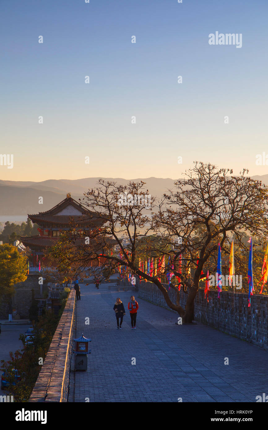 Stadtmauer und Südtor in der Morgendämmerung, Dali, Yunnan, China Stockfoto