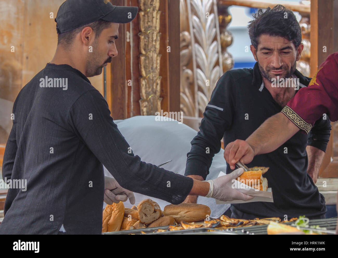 PORTION FISCH IN BROT, GALATA-BRÜCKE GOLDEN HORN ISTANBUL TÜRKEI Stockfoto