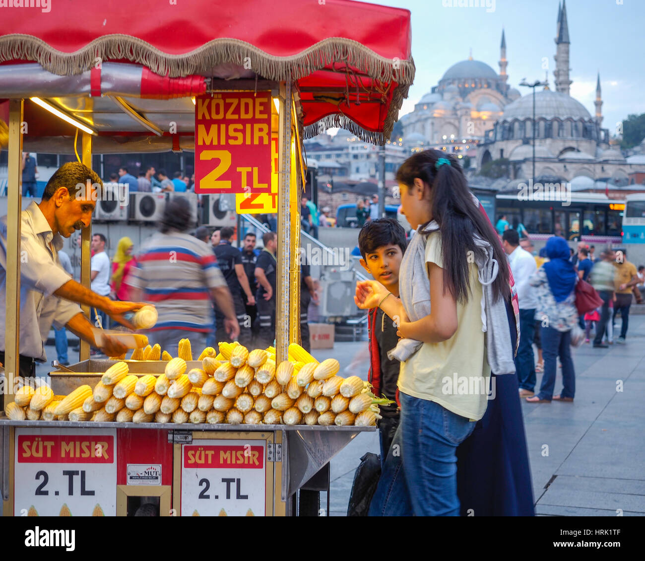 MAIS-VERKÄUFER IN DER NÄHE VON GALATA-BRÜCKE GOLDEN HORN ISTANBUL TÜRKEI Stockfoto