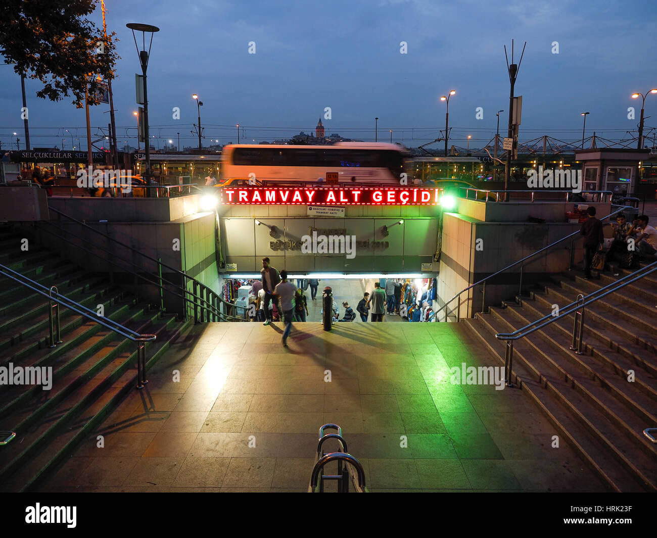 EINGANG ZUM UNTERIRDISCHEN SHOPPING BEREICH ISTANBUL TÜRKEI Stockfoto